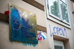 Zid ob spominski plošči na Roški popisali z grafiti (FOTO)