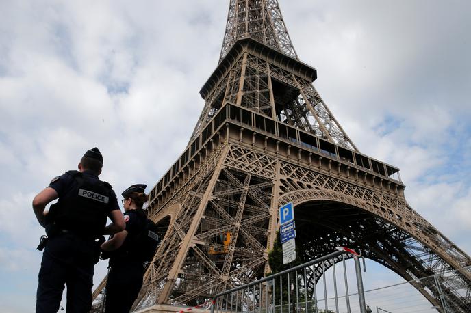 Eifflov stolp Pariz | Eifflov stolp je glavna turistična točka francoske prestolnice. Lansko leto je privabila kar 5,9 milijona obiskovalcev. Incidenti v stolpu so sicer dokaj pogosti. | Foto Reuters