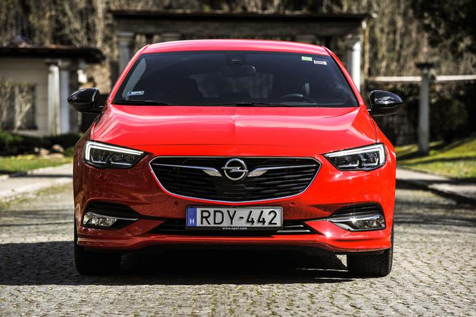 Opel insignia 1.6 turbo exclusive | Opel je insignio, kot naslednico modela vectra, predstavil in začel proizvajati leta 2008. | Foto Gašper Pirman