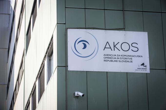 Shod proti uvajanju tehnologije 5G v Sloveniji - preds stavbo AKOSa. | Foto: Bojan Puhek