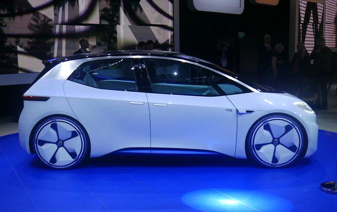 Volkswagen je letos na avtomobilskem salonu v Parizu že predstavil študijo svojega povsem električnega avtomobila, ki bo na ceste predvidoma zapeljal leta 2020. | Foto: Gregor Pavšič