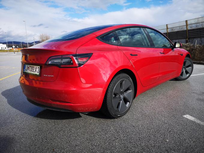 Tesla model 3 je bila v prvih treh mesecih najbolje prodajani električni avtomobil v Sloveniji. | Foto: Gregor Pavšič