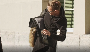 Gašperjev izziv: Je mogoče oblačiti jakno s kozarcem vode v roki?