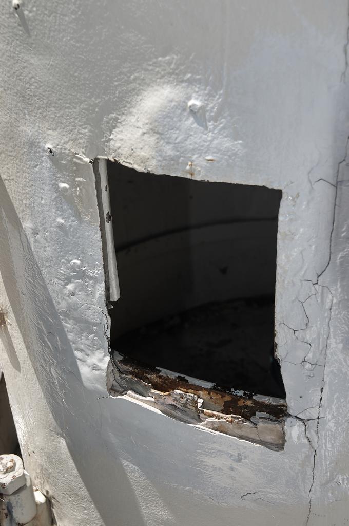 Po ocenah stroke bo najtežje sanirati poškodbe, ki so nastale na tanki pločevini plašča, ki je poleg strehe najbolj izpostavljen del Aljaževega stolpa. | Foto: Arhiv ZVKDS