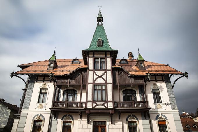 Zunanjost opredeljujejo les, razkošni stolpič nad glavnih vhodom, zelene konice na strehi, okenski ornamenti, bogata dekoracija ... | Foto: Bojan Puhek