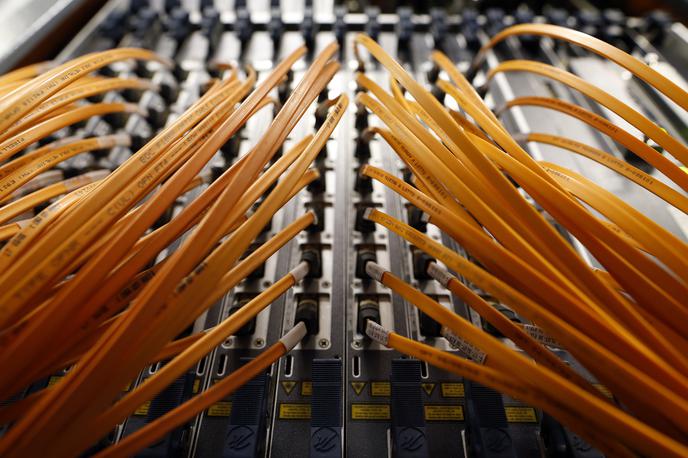 optično omrežje, optični kabel | Iz laboratorija v živo omrežje: nekaj deset uporabnikov optičnega omrežja Telekoma Slovenije bo lahko sodelovalo v pilotnem projektu, v katerem bodo lahko uživali v hitrostih do deset gigabitov v sekundi v vsako smer. | Foto Reuters