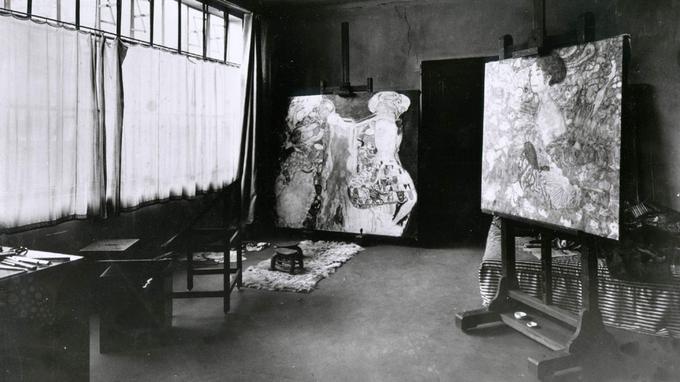Klimtov atelje iz leta 1918. Na desni je slika Nevesta iz leta 1917, ki je nikoli ni dokončal. | Foto: Arhiv Klimtove vile
