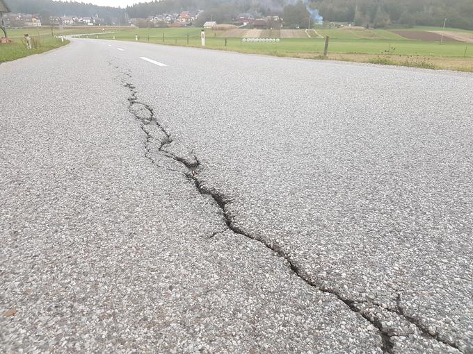Številne slovenske ceste so razpokane in zakrpane. Direkcija za infrastrukturo je izbrala najbolj pereče cestne odseke v državi, ki jih bo zdaj obnovila.  | Foto: Jure Gregorčič