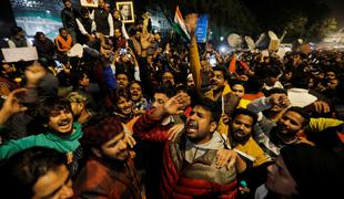 V spopadih na protestih v Indiji ubitih več ljudi