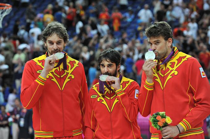 Brata Paul in Marc Gasol sta s špansko reprezentanco osvojila tudi dve srebrni olimpijski medalji, leta 2008 v Pekingu in leta 2012 v Londonu (na sliki ob Juanu Carlosu Navarru).  | Foto: Guliverimage