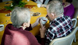 Poslanci glede stanja v domovih za starejše na nasprotnih bregovih