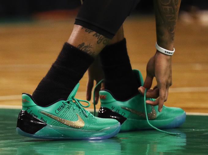 Košarkar je v sestrin spomin opremil tudi obutev. | Foto: Getty Images