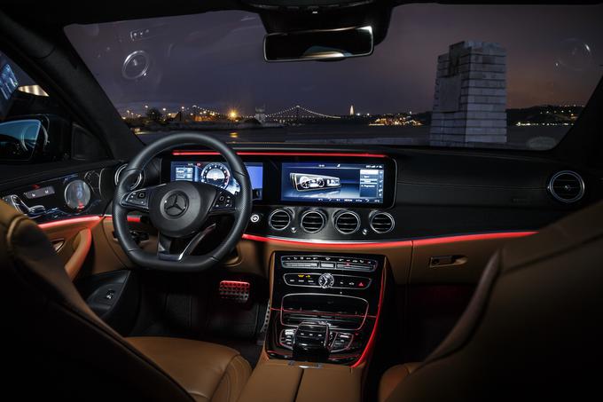 Perverzijo sodobne tehnike nadaljujejo zelo dober projicirni zaslon, ki odlično prikazuje navigacijske podatke, tu so še 64 barvnih nastavitev ambientalne osvetlitve notranjosti, visokokakovostno ozvočenje, sedeži prvega razreda, odeti v prešito usnje … Res, nimamo pripomb nad brezhibno urejeno kabino. | Foto: Mercedes-Benz