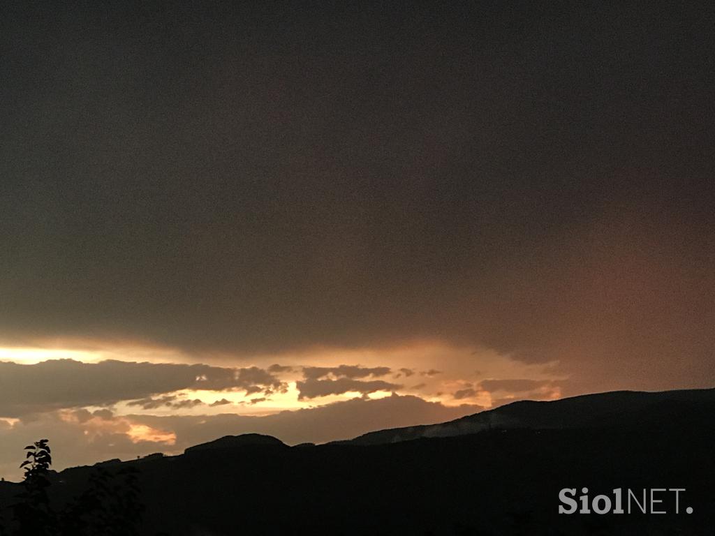 Pogled s Prihove proti Pohorju in v smeri sončnega zahoda po strašnem neurju. Foto: Zvone Podvinski