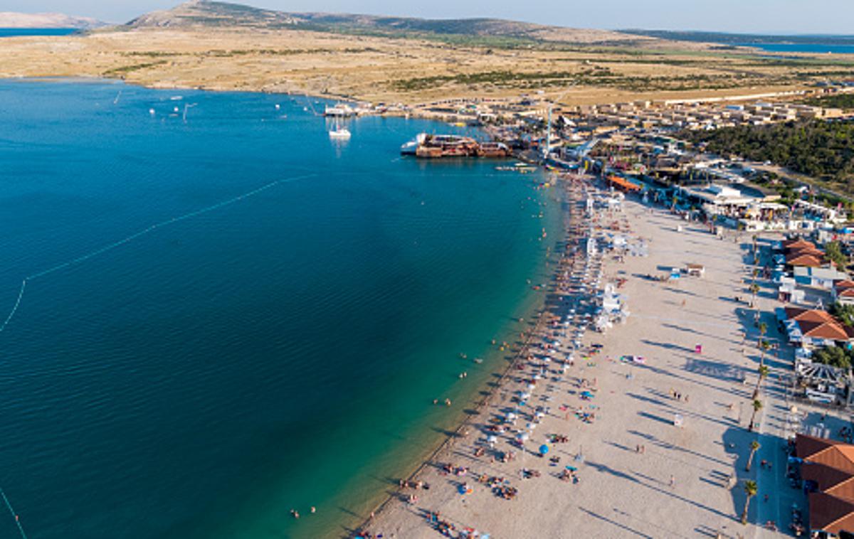 Zrće Hrvaška | Za zdaj je na zabave na plaži Zrće mogoče vstopiti z evropskim digitalnim covidnim potrdilom, za druge goste pa v svojem testnem centru opravljajo hitra antigenska testiranja. | Foto Getty Images