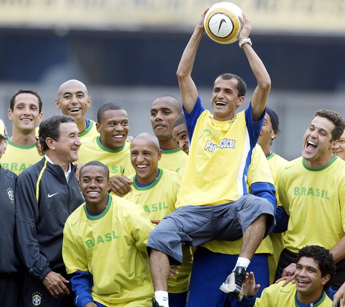 De Lima je po atenski izkušnji postal veliki brazilski junak. Tako je leta 2004 poziral z brazilsko nogometno reprezentanco, ki je bila takrat aktualna svetovna prvakinja. | Foto: Reuters