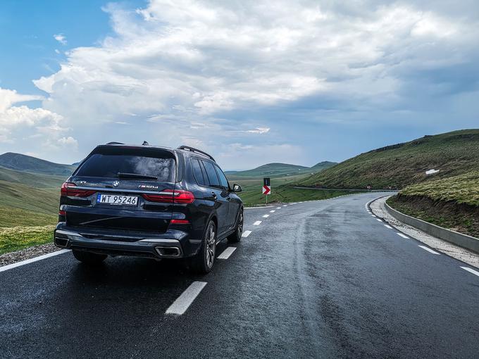 BMW X7 je širok točno dva metra. Pravi velikan za slovenske ceste, a hkrati pravi malček v ZDA, kjer cestam kraljujejo ogromni poltovornjaki. | Foto: Gašper Pirman