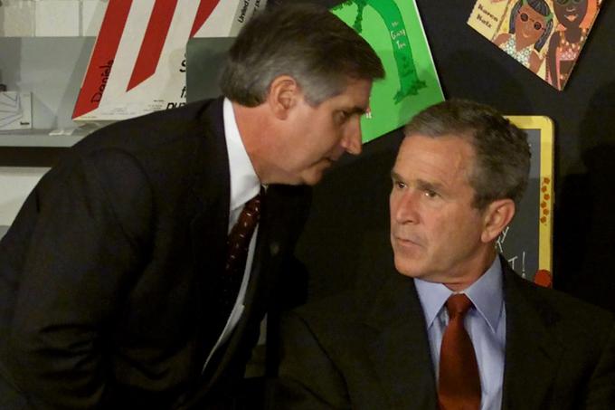 Ena najbolj znanih fotografij dogodkov, ki so se odvili 11. septembra 2001. Mož, ki se je približal takratnemu predsedniku ZDA Georgu W. Bushu in mu na uro zašepetal vest, da je v WTC trčilo še eno letalo, je Andrew Card, takratni prvi mož kabineta predsednika ZDA. | Foto: Reuters