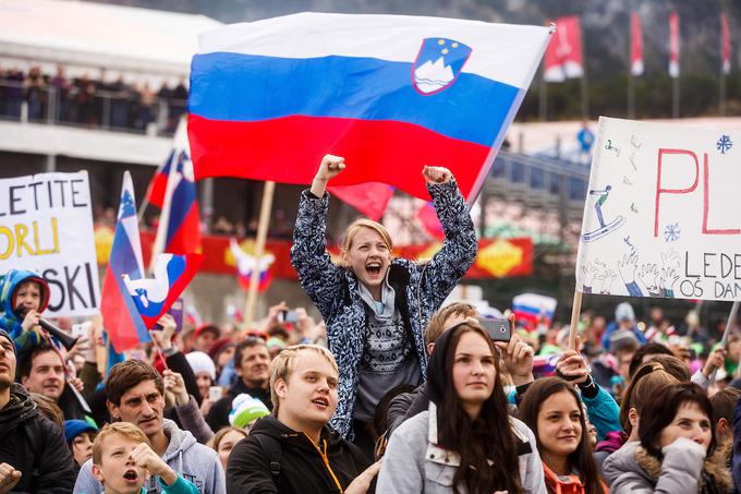 Proti Planici se je danes z energičnimi šolarji odpravilo okrog sto avtobusov. Večjih prometnih zastojev ni bilo, tako da je pot minila v dobrem razpoloženju. | Foto: Grega Valančič/Sportida