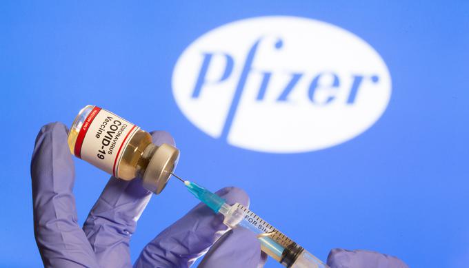 Pfizerjevo cepivo, ki se je med testi izkazalo s 95-odstotno učinkovitostjo in redkimi stranskimi učinki, za zdaj uporabljajo v petih državah, med drugim v Veliki Britaniji in Kanadi. | Foto: Reuters