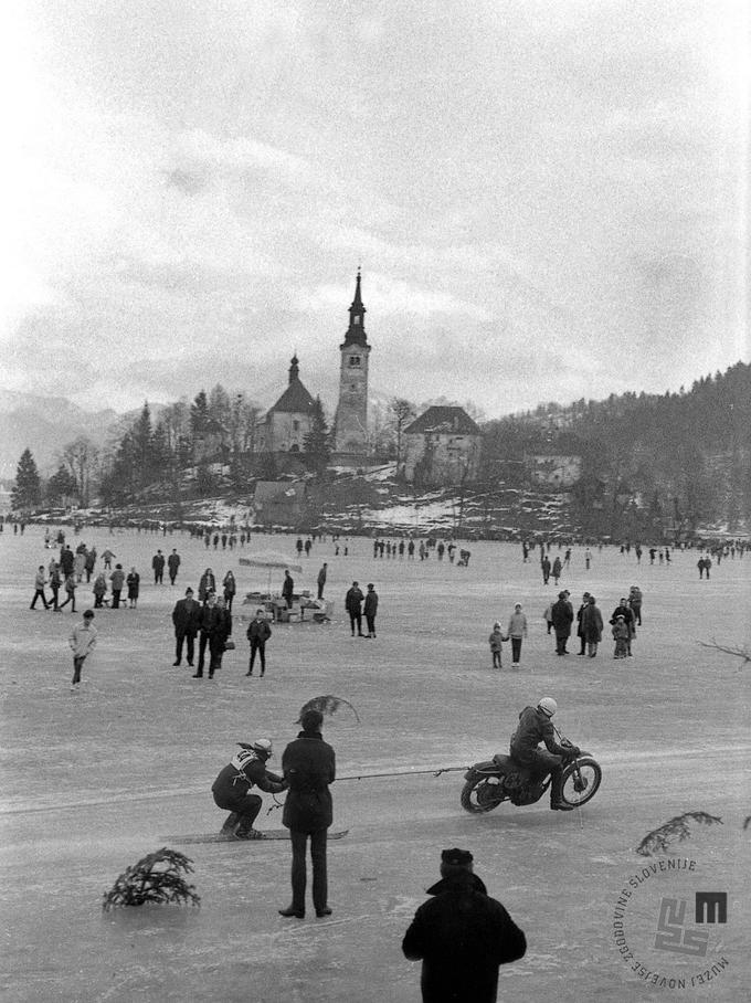 Led je bil včasih tako debel, da so na njem prirejali celo dirke z motorji, tako imenovani motošijoring. (Foto: Edi Šelhaus) | Foto: Muzej novejše zgodovine Slovenije