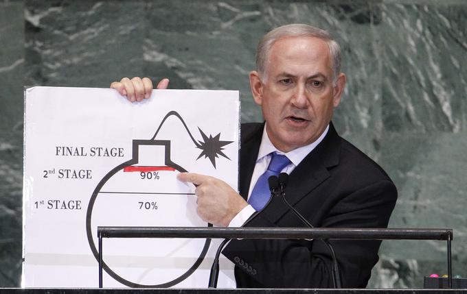 Izrael je v 80. letih preprečeval Huseinovemu Iraku, da bi izdelal atomsko bombo, v zadnjih letih pa je glavna tarča Iran. Na fotografiji: izraelski premier Benjamin Netanjahu leta 2012 v Združenih narodih svari, da je Iran tik pred izdelavo atomske bombe. | Foto: Reuters