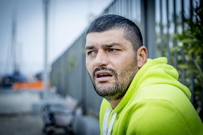 "Občasno se še kdaj vrnem v Bosno in Hercegovino, a vedno ostane nek grenak priokus. To je pač zgodba, ki se je grdo končala," nam je povedal nekdanji nogometaš, ki je pred tremi desetletji prišel v Slovenijo kot begunec. | Foto: Ana Kovač