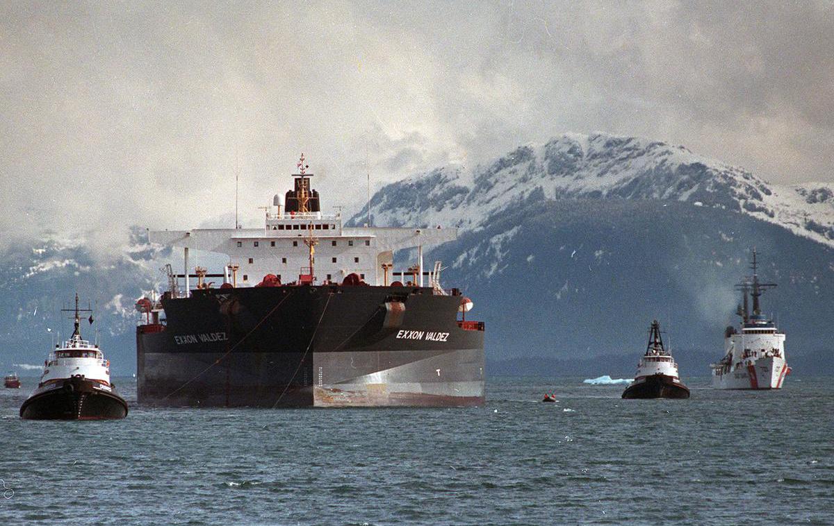 Exxon Valdez | Tanker Exxon Valdez v spremstvu vlačilcev odhaja iz aljaških voda proti pristanišču v San Diegu na jugu ZDA, kjer so ladjo zakrpali.  | Foto ARLIS / Obalna straža ZDA