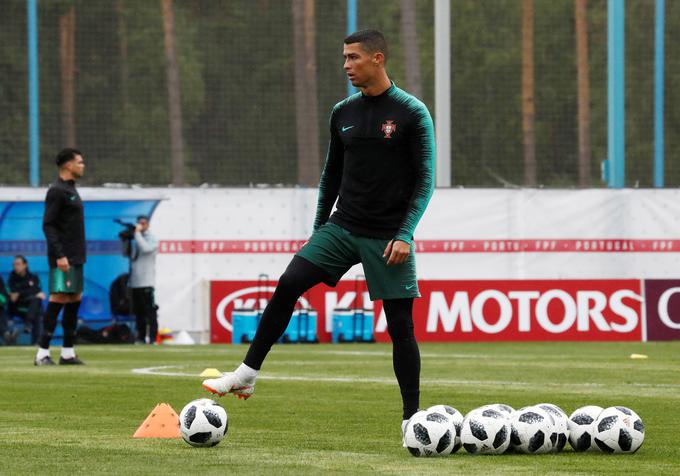 Cristiano Ronaldo med pripravami na prvo tekmo tekmo. Portugalci se bodo v petek, 15. junija, v Sočiju pomerili s Španci.  | Foto: Reuters
