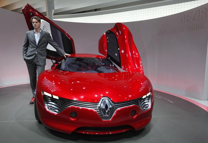 Oblikovalec Laurens van den Acker leta 2009 ob študiji dezir, ki je nato prerodila znamko Renault. | Foto: Reuters