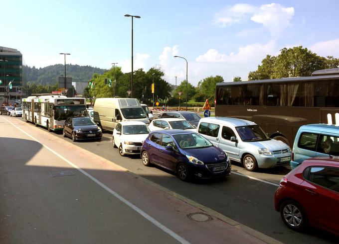 Tako se je včeraj popoldne promet ustavil v središču Ljubljane. | Foto: Gregor Pavšič