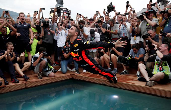 Eden od najbolj nepozabnih trenutkov VN Monaka: leta 2018, ko je zmagovalec Daniel Ricciardo "padel" v bazen. | Foto: Reuters