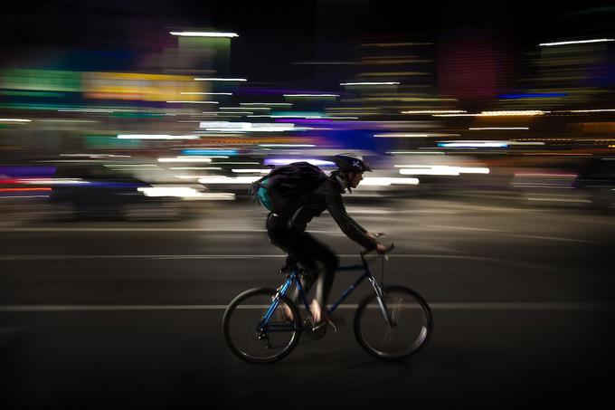 Tudi pri vožnji po bolj osvetljenih mestnih kolesarskih poteh boste za svojo varnost veliko naredili z uporabo luči za kolo. | Foto: Hervis