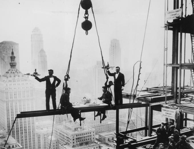 Fotografija iz leta 1930 prikazuje natakarja, ki delavcem med gradnjo hotela strežeta kosilo – napoved visokih standardov, ki so jih pozneje postavljali v Waldorf Astorii. | Foto: Getty Images