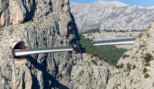 Pri Omišu spojili kraka mostu čez kanjon Cetine #video