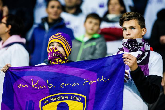 Za vijolice na gostovanjih stiska pesti mlado in staro. Priljubljenost NK Maribor je na Štajerskem ogromna. | Foto: Grega Valančič/Sportida