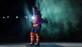 McDavid tretjič najhitrejši drsalec NHL, prvič tekmovala tudi hokejistka #video