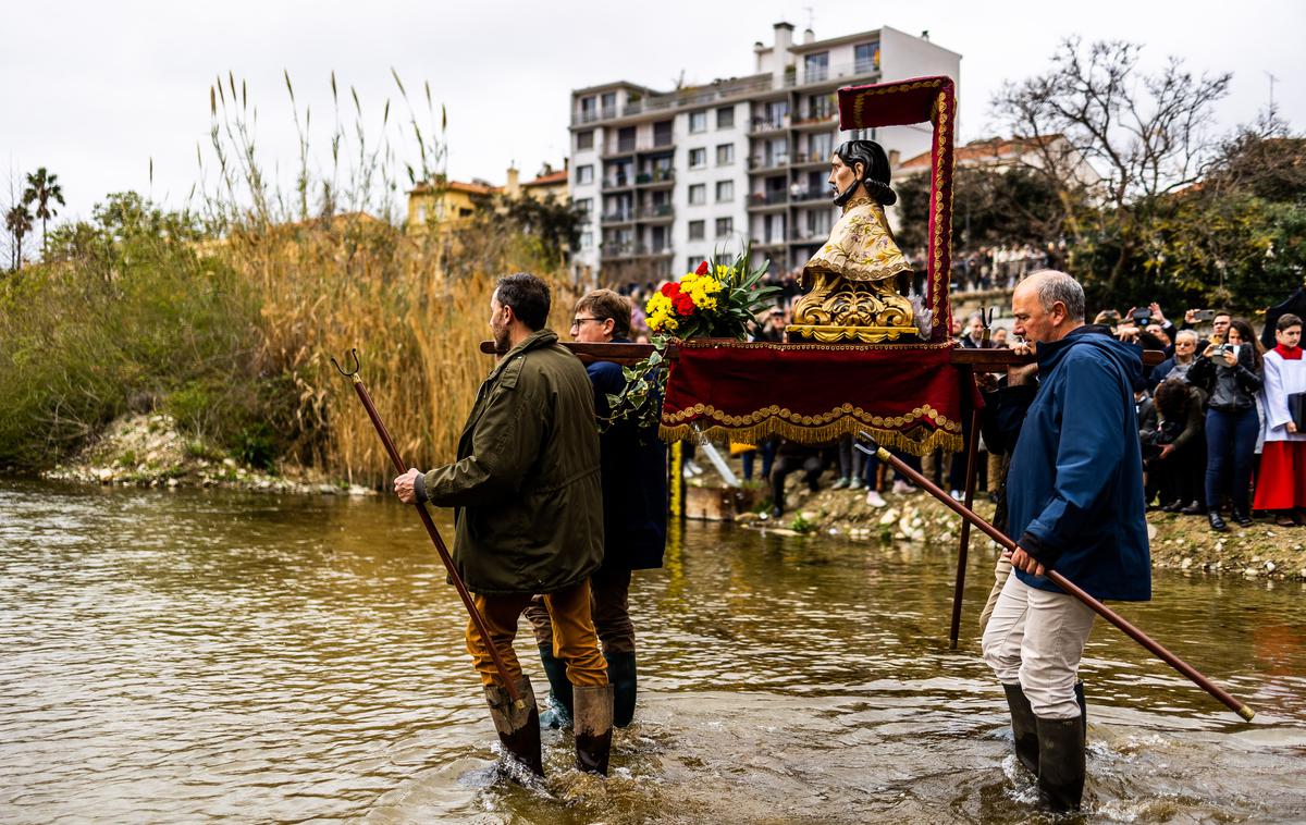 Francija, molitev za dež | Okoli sto udeležencev je s seboj nosilo relikvije svetega Galderika, zavetnika kmetov, in z njimi molilo v skoraj povsem suhi rečni strugi, poroča nemška tiskovna agencija dpa. | Foto Reuters