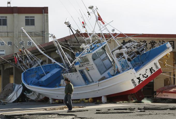 Ladja, ki jo je prevrnil cunami. | Foto: Reuters