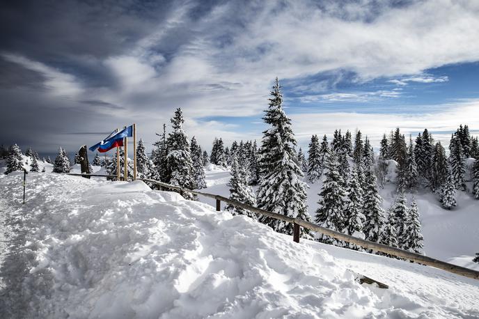 Velika planina | V prvih dneh po sneženju vrhove gora raje občudujte iz doline.  | Foto Ana Kovač