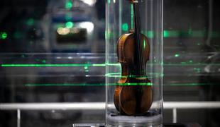 Več milijonov vredno Paganinijevo violino pregledali z rentgenskimi žarki