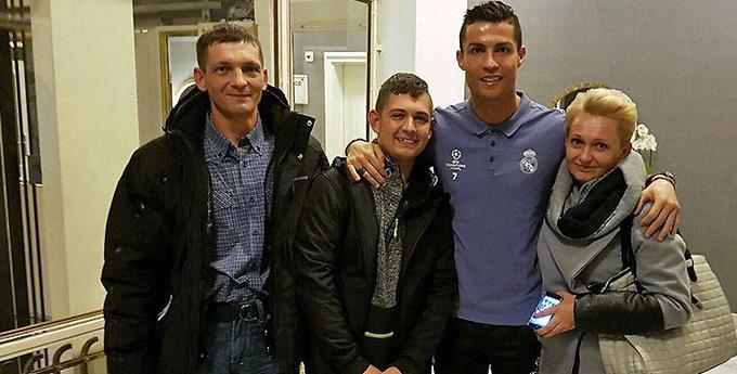 Cristiano Ronaldo v družbi Davida Pawlaczyca in njegove družine. | Foto: Real Madrid