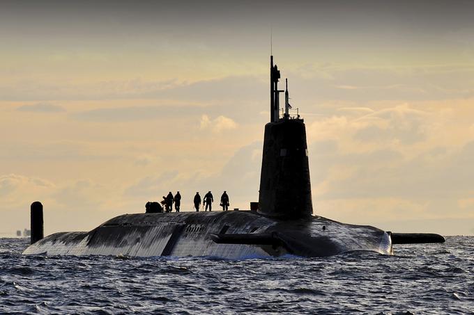 Vojaški podmornici sta imeli v času trčenja na krovu vsaka po 48 jedrskih bojnih glav. Mornarici Velike Britanije in Francije sta sicer zatrdili, da v nobenem trenutku ni bilo nevarnosti, da bi prišlo do poškodb ali izgube oborožitve katere od podmornic. Na fotografiji podmornica HMS Vanguard, ki pluje že od leta 1992.  | Foto: Thomas Hilmes/Wikimedia Commons