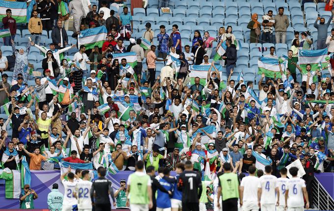 Veselje nogometašev in navijačev Uzbekistana v Katarju po preboju v četrtfinale. | Foto: Reuters