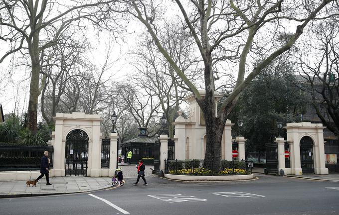 Vhod v palačo Kensington Palace Gardens. | Foto: Reuters