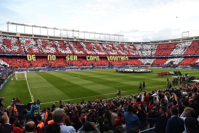 Tako so navijači Atletica odgovorili na provokacijo privržencev mestnega tekmeca Reala. | Foto: Reuters