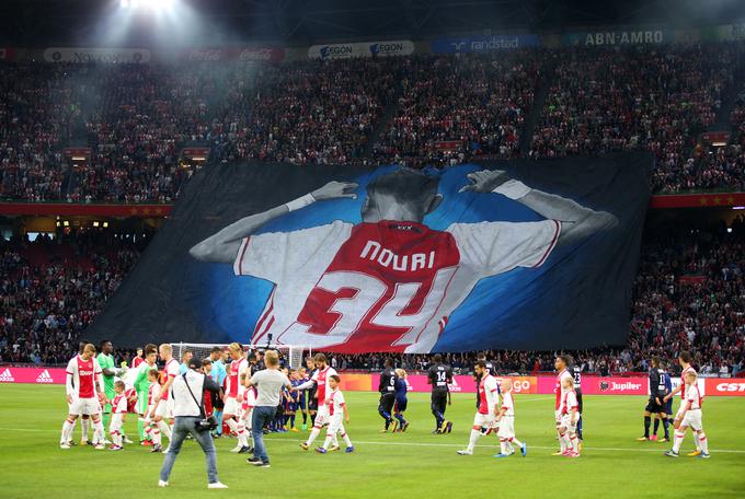 Velika replika njegovega dresa pri Ajaxu, ki so ga razprostrli navijači. | Foto: Getty Images