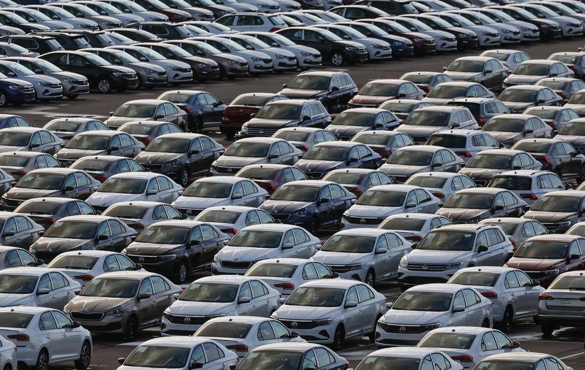 Rusija avtomobili | Evropski avtomobilski proizvajalci so ustavili dobavo novih avtomobilov za Rusijo, enako tudi proizvodnjo v tamkajšnjih tovarnah. Tak je bil v marcu pogled na parkirišča pred Volkswagnovo tovarno v Kalugi. | Foto Reuters