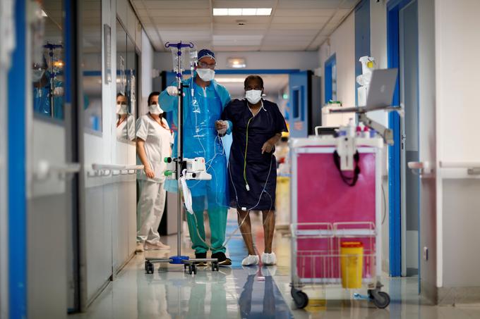 Salisburyjeva je še pojasnila, da bolezenski simptomi okužbe z novim koronavirusom pri večini bolnikov izginejo v od dveh do treh tednih, pri vsakem desetem primeru pa trajajo dlje. | Foto: Reuters