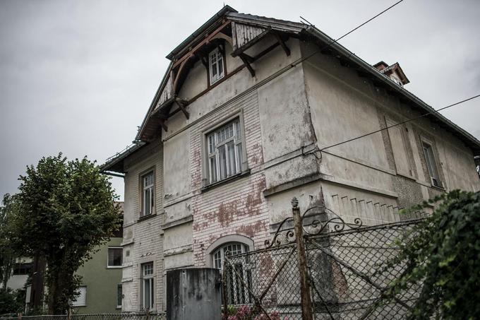 Klavrno stanje hiše, ki jo je državi pred smrtjo zapustila Hribarjeva hči Zlatica.  | Foto: Matej Leskovšek